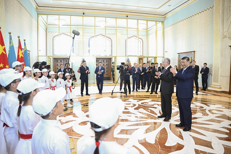 当地时间7月2日中午，国家主席习近平乘专机抵达阿斯塔纳，出席上海合作组织成员国元首理事会第二十四次会议，应哈萨克斯坦共和国总统托卡耶夫邀请，对哈萨克斯坦进行国事访问。托卡耶夫在机场为习近平举行盛大隆重的迎宾仪式，十余名哈萨克斯坦少年儿童用中文演唱《歌唱祖国》。新华社记者 谢环驰 摄