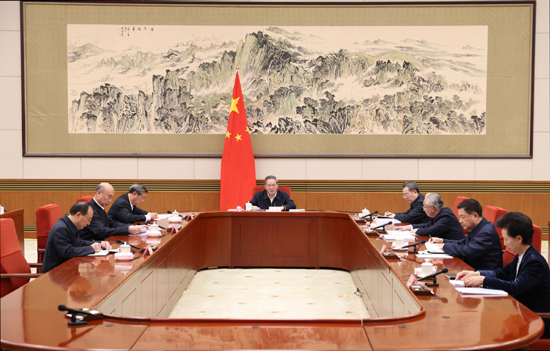 10月24日,国务院总理、党组书记李强在北京主持召开国务院党组会议,学习贯彻党的二十届四中全会精神。丁薛祥出席。新华社记者 黄敬文 摄