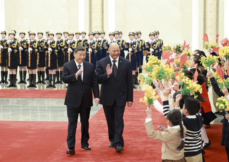 11月25日上午,国家主席习近平在北京人民大会堂会见来华进行国事访问的汤加国王图普六世。这是会见前,习近平在人民大会堂北大厅为图普六世举行欢迎仪式。新华社记者 丁海涛 摄