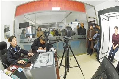 图为市民在永泰派出所办理第二代居民身份证换证。于宏摄