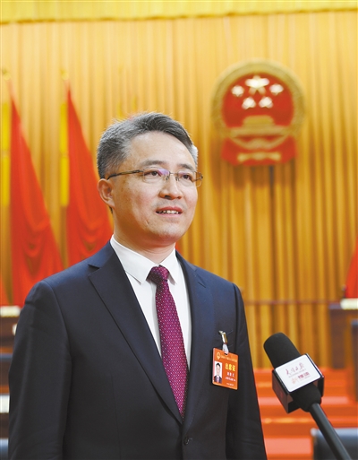 新当选的大同市市长刘俊义接受媒体专访。李冬宾摄