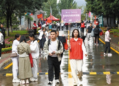 图为在山西大学大同校区校园，志愿者引导新生办理入学手续。戎禹仁摄