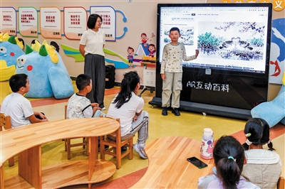 图为“科普在身边·百姓讲堂”系列活动中，小朋友介绍用AI生成的湿地及候鸟图片。韩堃摄