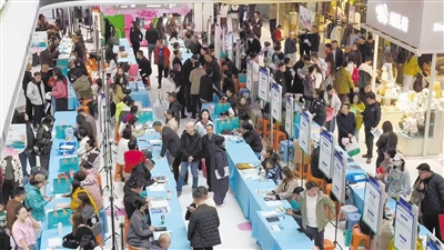 招聘会现场人头攒动。于宏摄