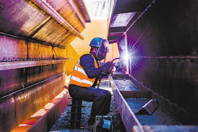 国电电力大同湖东电厂2×100万千瓦“上大压小”项目施工现场。韩堃摄