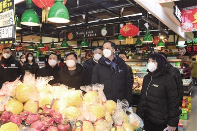 1月20日，省委常委、市委书记卢东亮在世纪华联超市向工作人员详细询问商品价格、进货渠道、市场供应等情况。张燕伟摄