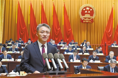 刘俊义作政府工作报告。李冬宾摄