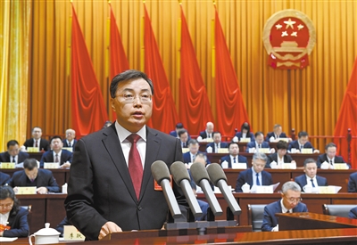 武健鹏作市人大常委会工作报告。李冬宾摄