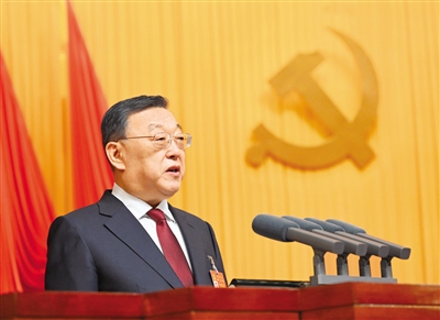 唐登杰代表十二届省委向大会作报告。史晓波摄