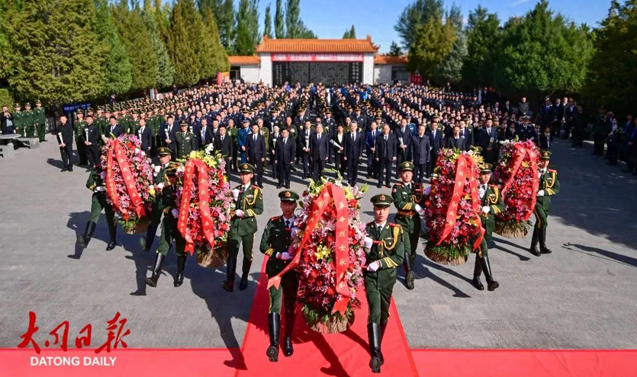 我市举行烈士纪念日向人民英雄敬献花篮仪式 朱晓东刘俊义张文伟姚鸿波等市党政军领导与社会各界代表参加