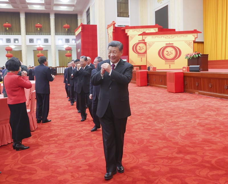 2月8日，中共中央、国务院在北京人民大会堂举行2024年春节团拜会。这是习近平等党和国家领导人向大家挥手致意，同大家互致问候、祝福新春。新华社记者 鞠鹏 摄