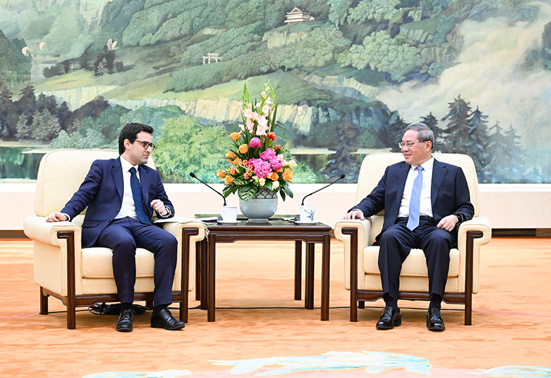 4月1日下午，国务院总理李强在北京人民大会堂会见法国外长塞茹尔内。新华社记者 申宏 摄