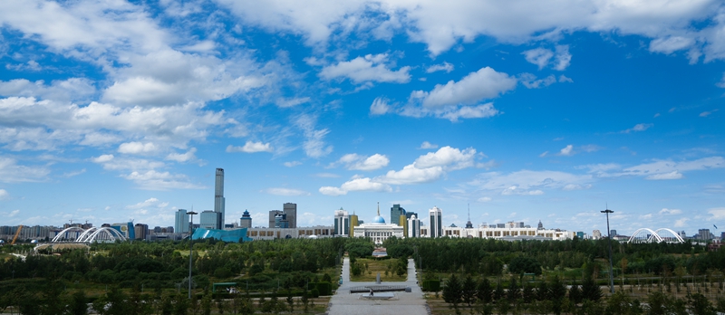 这是2024年7月1日拍摄的哈萨克斯坦首都阿斯塔纳的天际线。新华社记者 王建华 摄