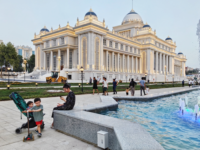 2024年6月29日，在塔吉克斯坦首都杜尚别，人们在塔吉克斯坦议会大楼前休闲。新华社记者 申宏 摄