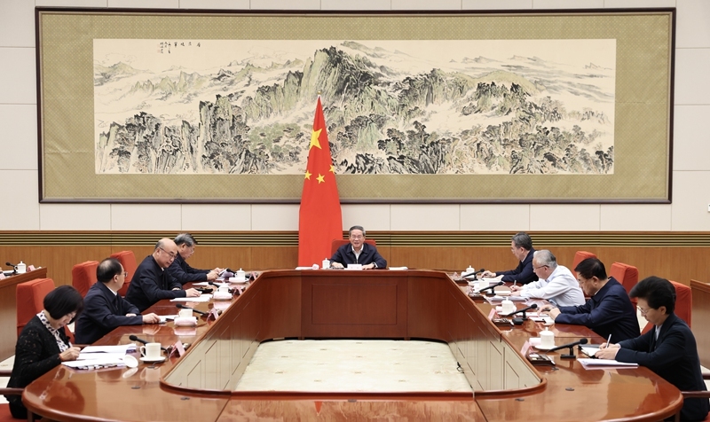 10月15日，国务院以“强化标准引领保障作用，以标准升级促进经济高质量发展”为主题，进行第十六次专题学习。国务院总理李强主持学习。新华社记者 黄敬文 摄
