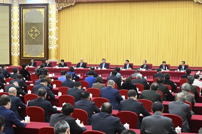 3月6日下午，中共中央总书记、国家主席、中央军委主席习近平看望参加全国政协十四届四次会议的农工党、九三学社、医药卫生界、社会福利和社会保障界委员，并参加联组会，听取意见和建议。中共中央政治局常委、全国政协主席王沪宁，中共中央政治局常委、中央办公厅主任蔡奇参加看望和讨论。新华社记者 燕雁 摄