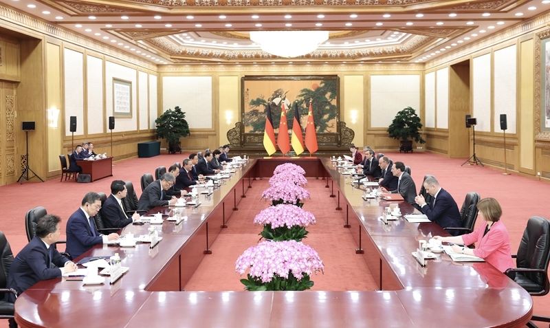 2月25日中午，国务院总理李强在北京人民大会堂同来华进行正式访问的德国总理默茨举行会谈。新华社记者 黄敬文 摄