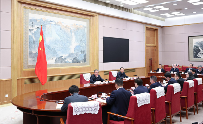 4月10日下午,中共中央政治局常委、国务院总理李强在北京主持召开经济形势专家和企业家座谈会,听取对当前经济形势和下一步经济工作的意见建议。新华社记者 黄敬文 摄