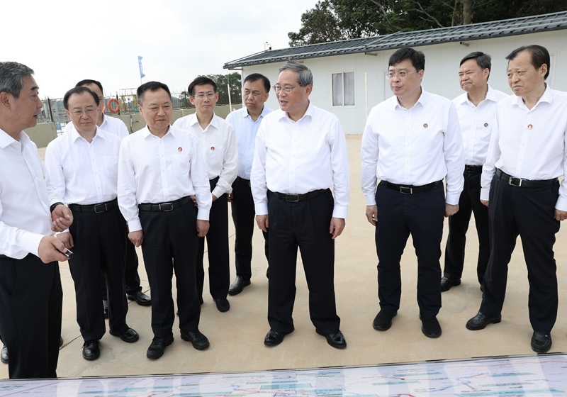 4月29日至5月1日，中共中央政治局常委、国务院总理李强在广西调研。这是5月1日，李强到北海市环北部湾广西水资源配置工程牛尾岭泵站调研。新华社记者 黄敬文 摄