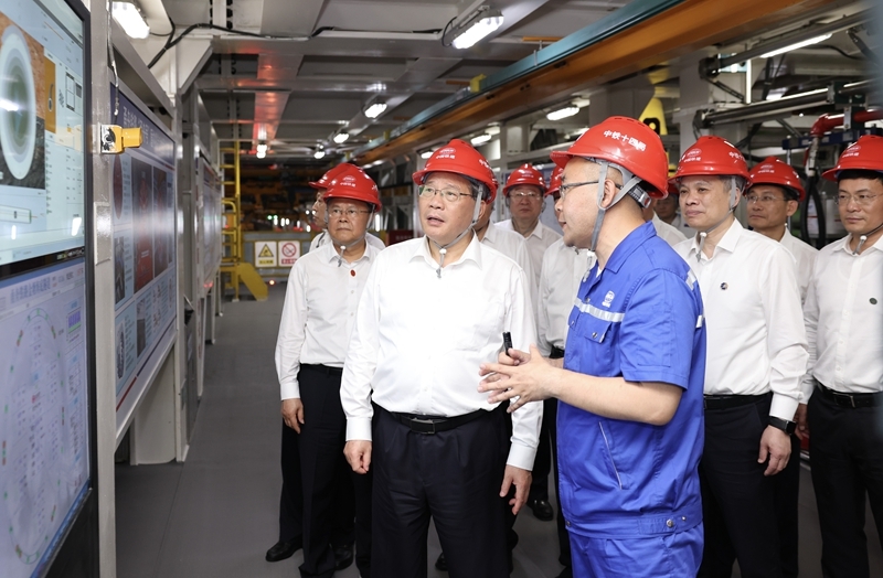 5月25日至27日，中共中央政治局常委、国务院总理李强在浙江省舟山市、宁波市调研。这是5月26日，李强在甬舟铁路金塘海底隧道宁波段施工现场察看掘进铺设作业。新华社记者 黄敬文 摄
