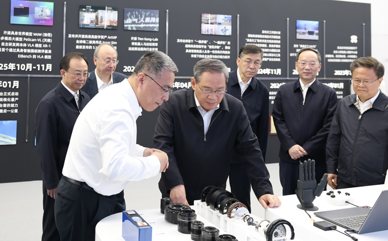 5月18日，中共中央政治局常委、国务院总理李强在北京调研。这是李强在北京人形机器人创新中心有限公司听取智能机器人技术创新和产业发展介绍。新华社记者 黄敬文 摄