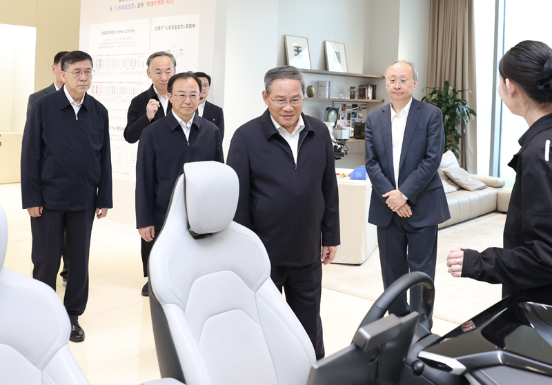 5月18日，中共中央政治局常委、国务院总理李强在北京调研。这是李强在小米汽车科技有限公司调研。新华社记者 黄敬文 摄