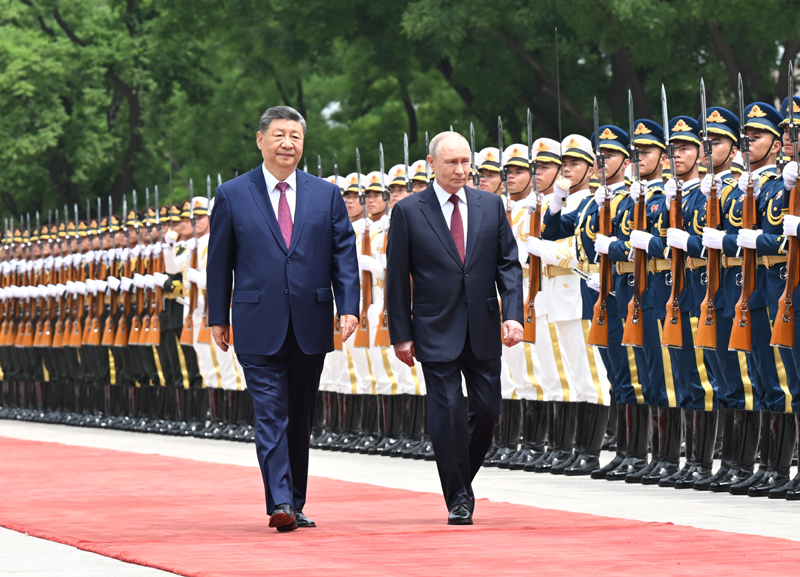 5月20日上午,国家主席习近平在北京人民大会堂同来华进行国事访问的俄罗斯总统普京举行会谈。会谈前,习近平在人民大会堂东门外广场为普京举行欢迎仪式。新华社记者 谢环驰 摄