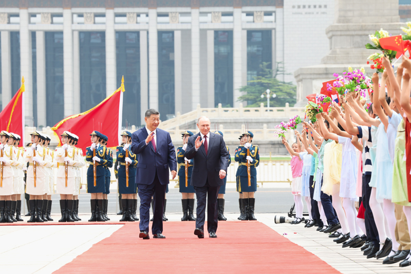 5月20日上午,国家主席习近平在北京人民大会堂同来华进行国事访问的俄罗斯总统普京举行会谈。会谈前,习近平在人民大会堂东门外广场为普京举行欢迎仪式。新华社记者 黄敬文 摄