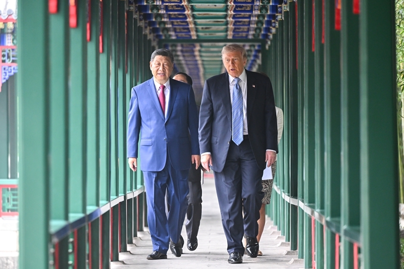 5月15日上午,国家主席习近平在中南海同美国总统特朗普举行小范围会晤。这是特朗普抵达时,习近平热情迎接。新华社记者 燕雁 摄