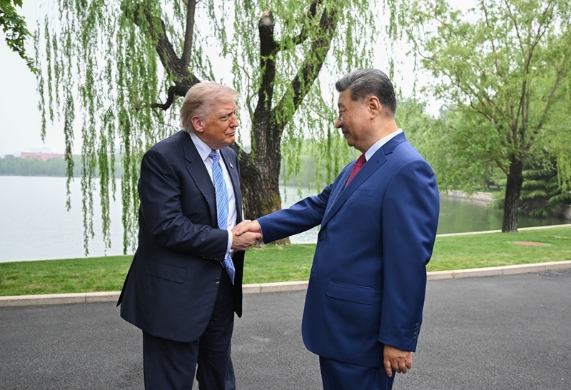 5月15日上午,国家主席习近平在中南海同美国总统特朗普举行小范围会晤。这是特朗普抵达时,习近平热情迎接。新华社记者 燕雁 摄