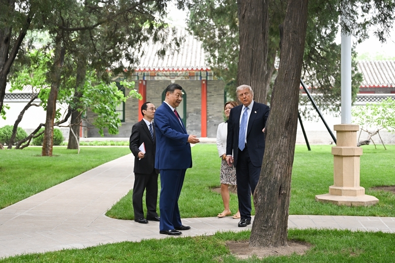 5月15日上午,国家主席习近平在中南海同美国总统特朗普举行小范围会晤。这是特朗普抵达时,习近平热情迎接。新华社记者 李响 摄
