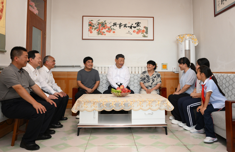 6月24日，中共中央总书记、国家主席、中央军委主席习近平在山东省德州市考察。这是习近平在陵城区边临镇西于架村村民于鑫辉家，同一家人围坐一起拉家常。新华社记者 谢环驰 摄
