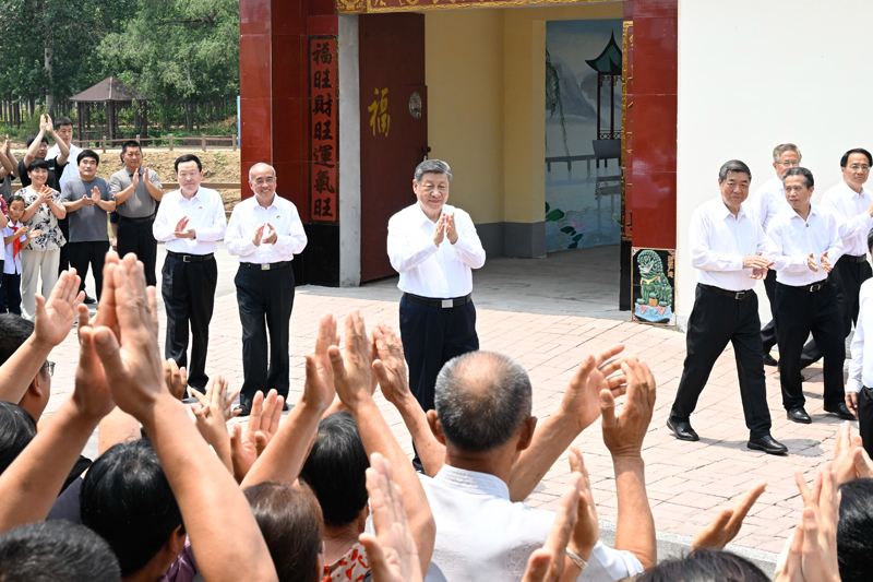 6月24日，中共中央总书记、国家主席、中央军委主席习近平在山东省德州市考察。这是习近平在陵城区边临镇西于架村，同村民们亲切交流。新华社记者 申宏 摄