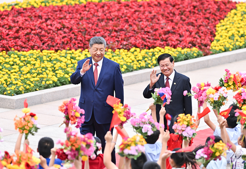 6月5日下午，中共中央总书记、国家主席习近平在北京人民大会堂同来华进行国事访问的老挝人民革命党中央总书记、国家主席通伦举行会谈。这是会谈前，习近平在人民大会堂东门外广场为通伦举行欢迎仪式。新华社记者 岳月伟 摄