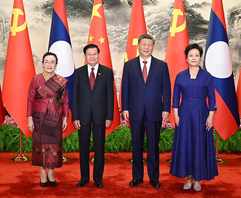 6月5日下午，中共中央总书记、国家主席习近平在北京人民大会堂同来华进行国事访问的老挝人民革命党中央总书记、国家主席通伦举行会谈。这是会谈前，习近平和夫人彭丽媛同通伦和夫人娜丽合影。新华社记者 燕雁 摄