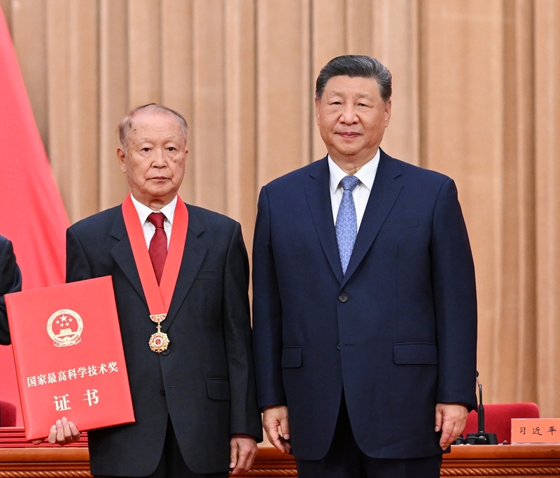 7月8日上午，国家科学技术奖励大会、中国科学院第二十二次院士大会和中国工程院第十八次院士大会、中国科学技术协会第十一次全国代表大会在北京人民大会堂隆重召开。中共中央总书记、国家主席、中央军委主席习近平向获得2025年度国家最高科学技术奖的中国电子科技集团第十四研究所贲德院士颁奖。新华社记者 燕雁 摄