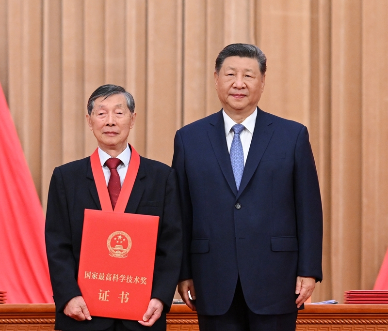 7月8日上午，国家科学技术奖励大会、中国科学院第二十二次院士大会和中国工程院第十八次院士大会、中国科学技术协会第十一次全国代表大会在北京人民大会堂隆重召开。中共中央总书记、国家主席、中央军委主席习近平向获得2025年度国家最高科学技术奖的中国科学院物理研究所陈立泉院士颁奖。新华社记者 燕雁 摄
