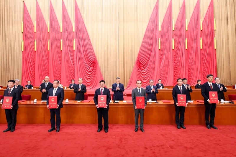 7月8日上午，国家科学技术奖励大会、中国科学院第二十二次院士大会和中国工程院第十八次院士大会、中国科学技术协会第十一次全国代表大会在北京人民大会堂隆重召开。这是习近平等党和国家领导人同两位最高奖获得者一道，为获得国家自然科学奖、国家技术发明奖、国家科学技术进步奖和中华人民共和国国际科学技术合作奖的代表颁发证书。新华社记者 黄敬文 摄