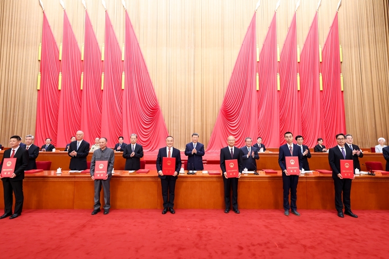 7月8日上午，国家科学技术奖励大会、中国科学院第二十二次院士大会和中国工程院第十八次院士大会、中国科学技术协会第十一次全国代表大会在北京人民大会堂隆重召开。这是习近平等党和国家领导人同两位最高奖获得者一道，为获得国家自然科学奖、国家技术发明奖、国家科学技术进步奖和中华人民共和国国际科学技术合作奖的代表颁发证书。新华社记者 黄敬文 摄