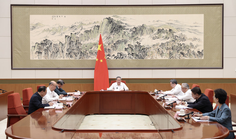7月1日，国务院总理、党组书记李强主持召开国务院党组会议，学习贯彻习近平总书记在庆祝中国共产党成立105周年大会上的重要讲话精神和习近平党建思想。丁薛祥出席。新华社记者 黄敬文 摄