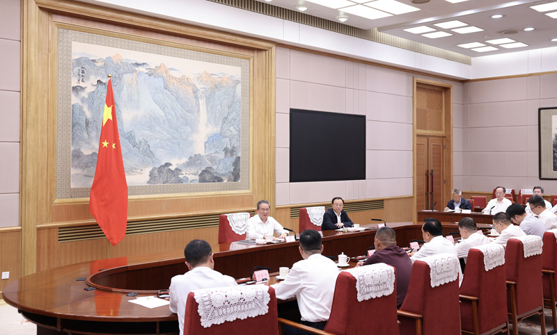 7月13日下午,中共中央政治局常委、国务院总理李强主持召开经济形势专家和企业家座谈会,听取对当前经济形势和下一步经济工作的意见建议。新华社记者 黄敬文 摄