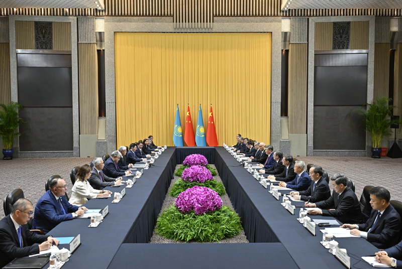 7月16日下午，国家主席习近平在上海西郊宾馆会见来华出席2026世界人工智能大会暨人工智能全球治理高级别会议的哈萨克斯坦总统托卡耶夫。新华社记者 殷博古 摄