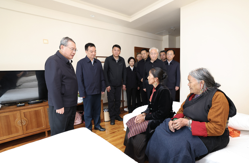 8月27日，受习近平总书记委托，中共中央政治局常委、国务院总理李强赴西藏日喀则市吉隆县指导吉隆口岸泥石流灾害抢险救援和应急处置工作。这是李强来到安置点看望受灾群众，转达习近平总书记的关怀和慰问。新华社记者 黄敬文 摄