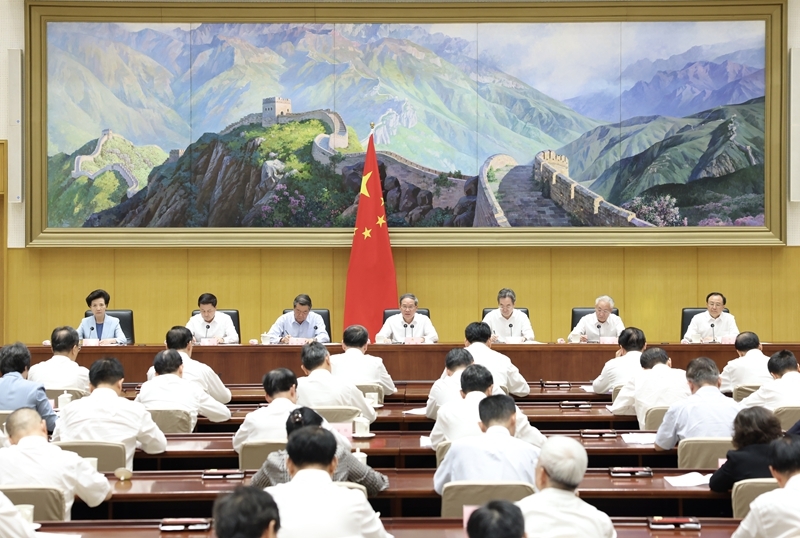 8月17日，国务院总理李强主持召开国务院第十二次全体会议，深入学习贯彻习近平总书记关于当前经济形势和经济工作的重要讲话精神，强调要切实把思想和行动统一到党中央对形势的科学判断和决策部署上来，扎实做好各项工作，努力完成全年经济社会发展目标任务，实现“十五五”良好开局。新华社记者 黄敬文 摄