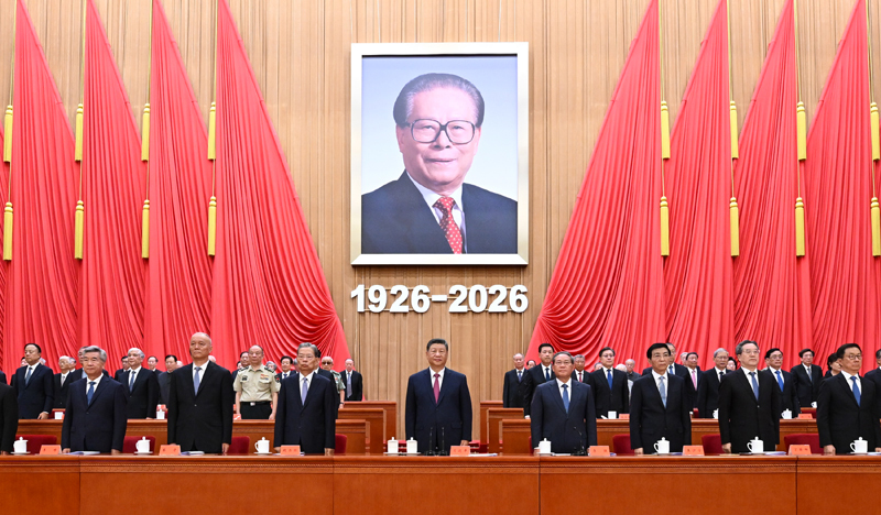 8月17日上午，中共中央、全国人大常委会、国务院、全国政协、中央军委在北京人民大会堂隆重举行大会，纪念伟大的马克思主义者，伟大的无产阶级革命家、政治家、军事家、外交家，中国特色社会主义伟大事业的杰出领导者江泽民同志诞辰100周年。党和国家领导人习近平、李强、赵乐际、王沪宁、蔡奇、丁薛祥、李希、韩正等出席大会。新华社记者 谢环驰 摄