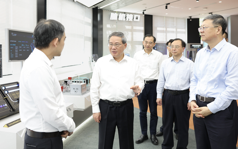 9月22日，中共中央政治局常委、国务院总理李强在上海调研。这是李强在上海未来启点社区与科创人员、社区工作人员亲切交流。新华社记者 黄敬文 摄