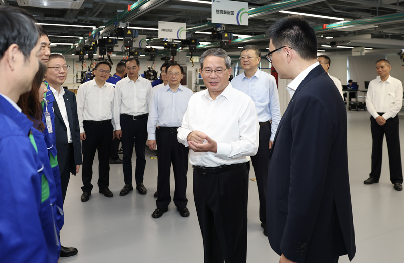 9月22日，中共中央政治局常委、国务院总理李强在上海调研。这是李强在上海电气国家人工智能应用中试基地参观智能机器人装配调试中试车间。新华社记者 黄敬文 摄