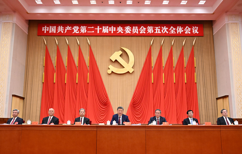 中国共产党第二十届中央委员会第五次全体会议,于2026年10月26日至29日在北京举行。这是习近平、李强、赵乐际、王沪宁、蔡奇、丁薛祥、李希等在主席台上。新华社记者 李响 摄