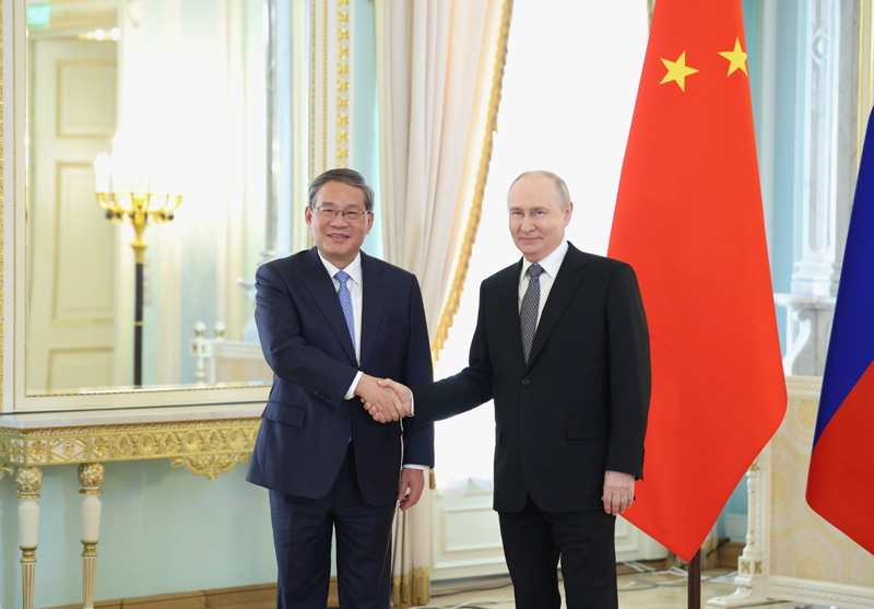 10月21日下午，国务院总理李强在圣彼得堡会见俄罗斯总统普京。新华社记者 黄敬文 摄