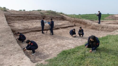 2025年4月30日，敦煌研究院文物工作者在吉尔吉斯斯坦阿克·贝希姆（碎叶城）遗址开展现场保护勘查。